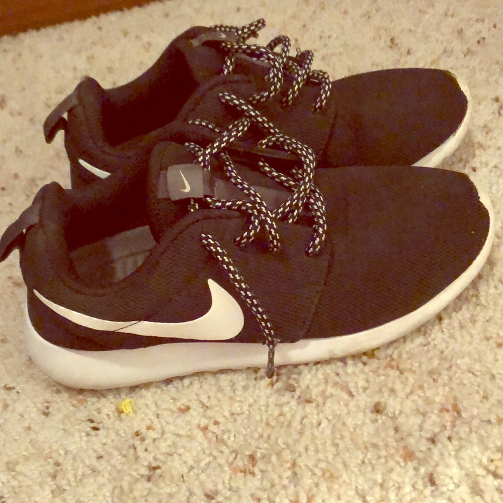 Nike black and white Roshe Runs size 5.5